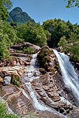 Val Bregaglia, Borgonuovo - Cascata del torrente dell'Acquafraggia dalla 'Sengia'.